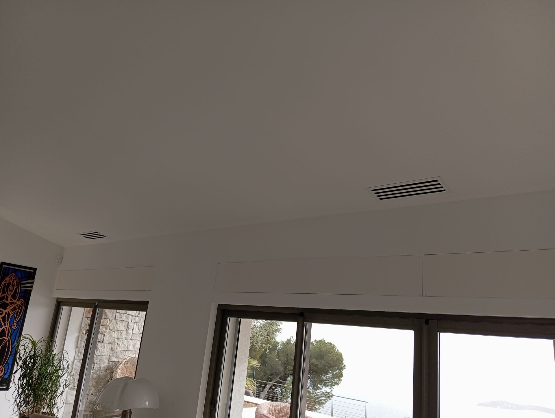 Plafond blanc avec grille de ventilation