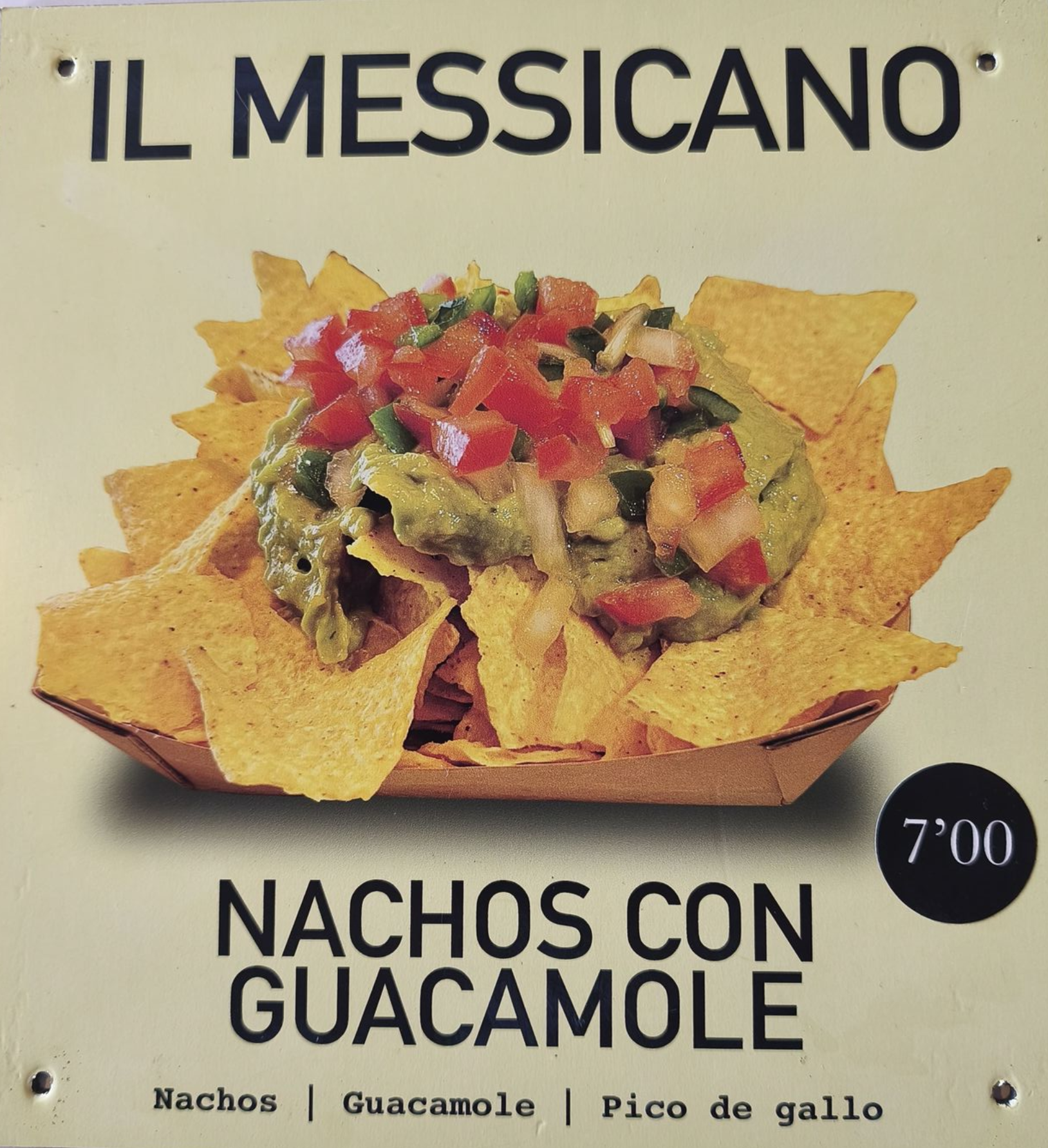 Nachos con guacamole y pico de gallo, servidos en barquito de cartón. Precio: 7.00.