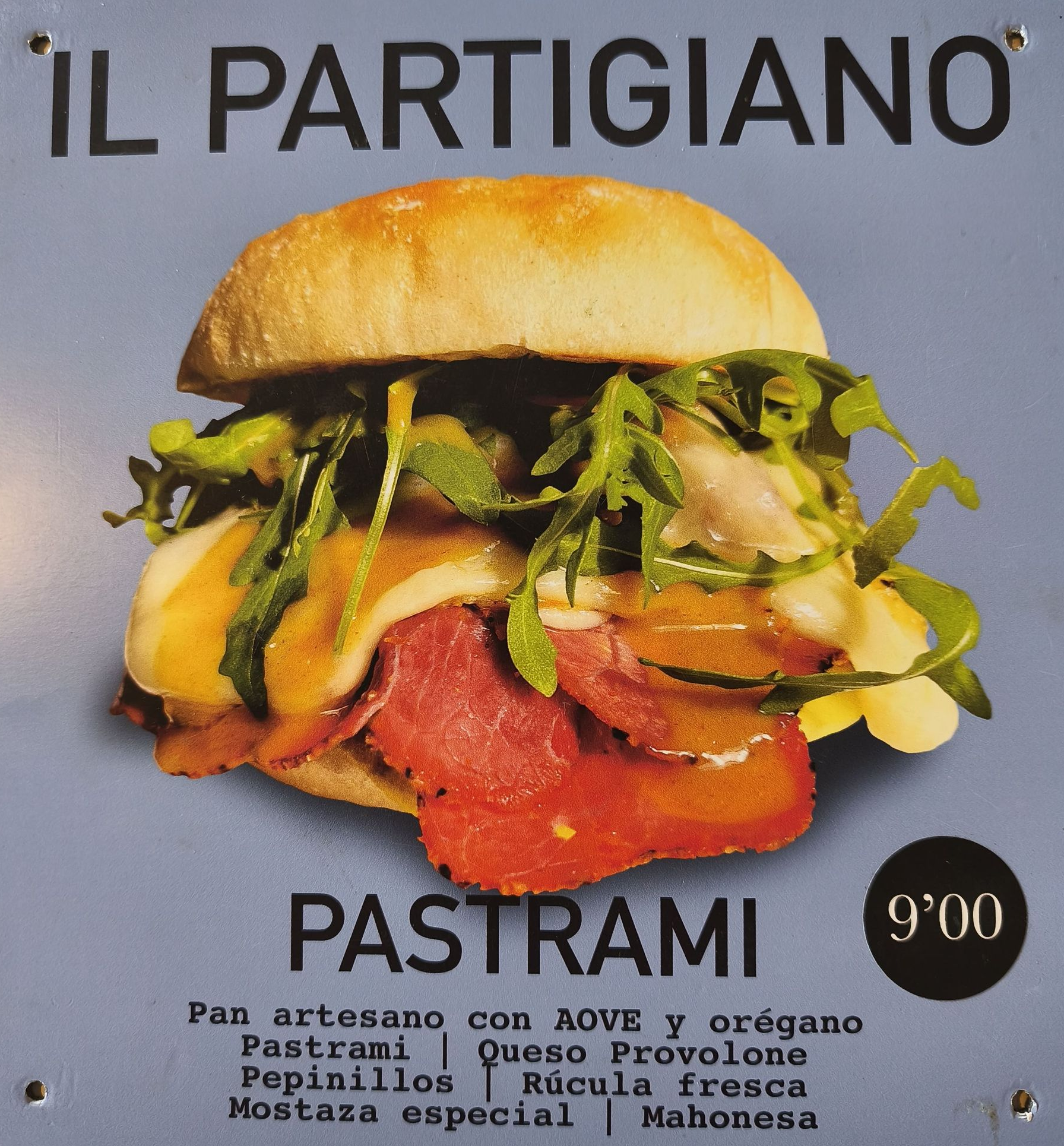 Sándwich de pastrami en pan con rúcula, queso y pepinillos. Cartel de 