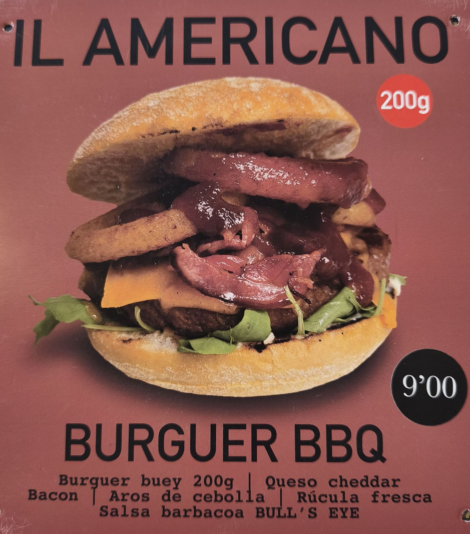 Hamburguesa con aros de cebolla, queso, rúcula y salsa barbacoa; dice 