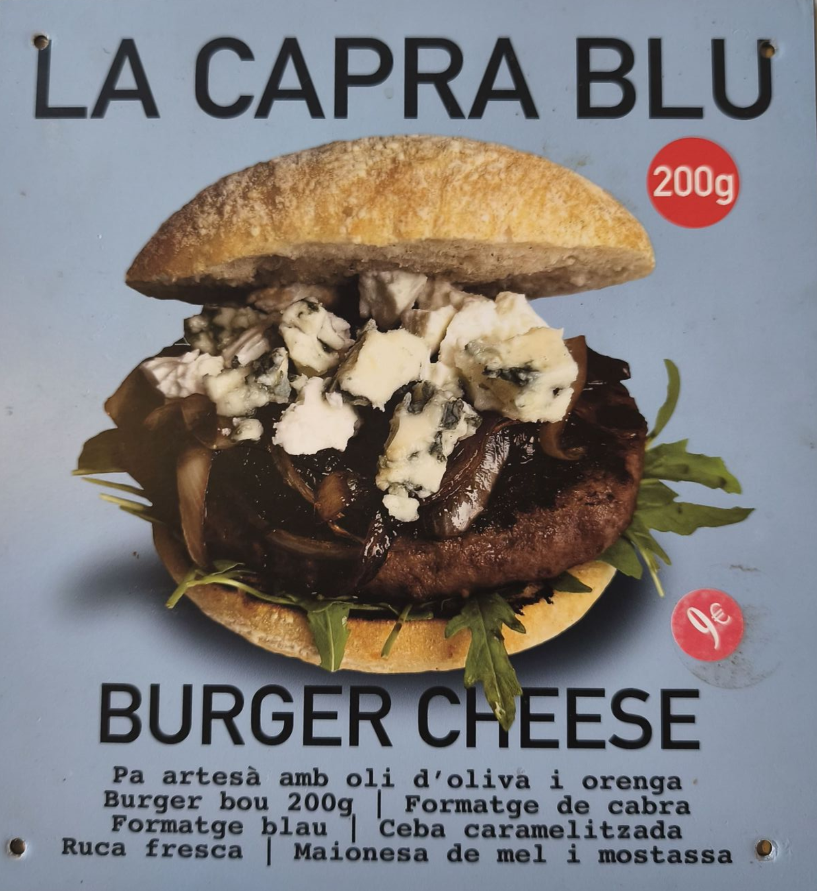 Hamburguesa con queso azul, cebolla caramelizada, rúcula y mostaza con miel.