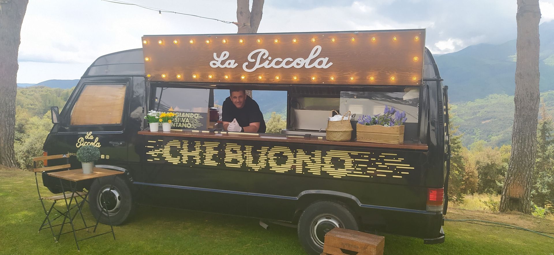 Un camión de comida negro con la inscripción 