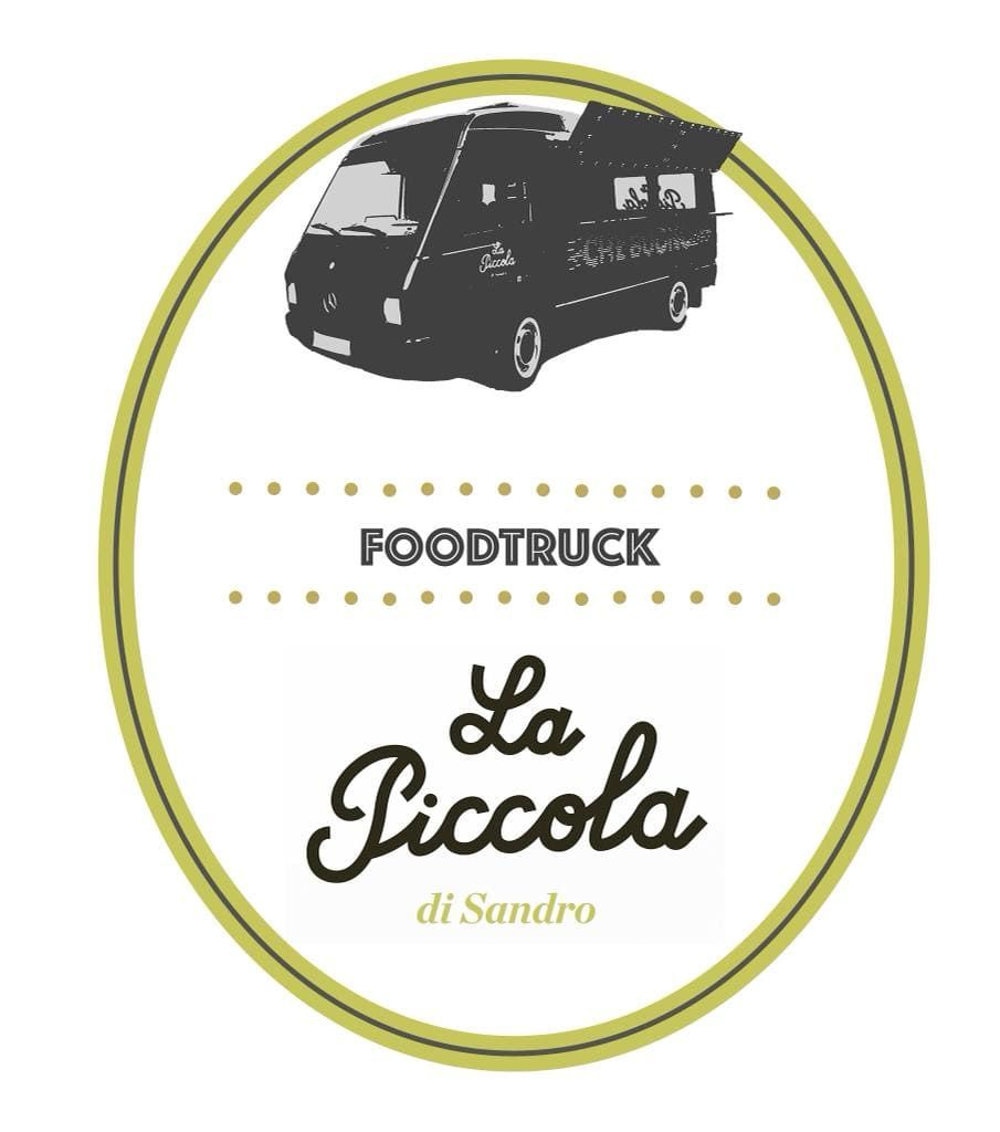Logotipo del food truck: furgoneta negra, texto "La Piccola di Sandro", en un marco ovalado de color verde oliva.