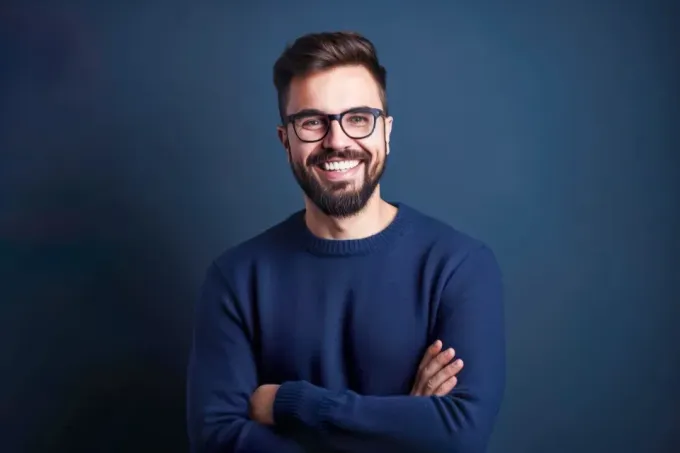Dos dentistas, una sentada y la otra de pie, ambas con batas de color granate.