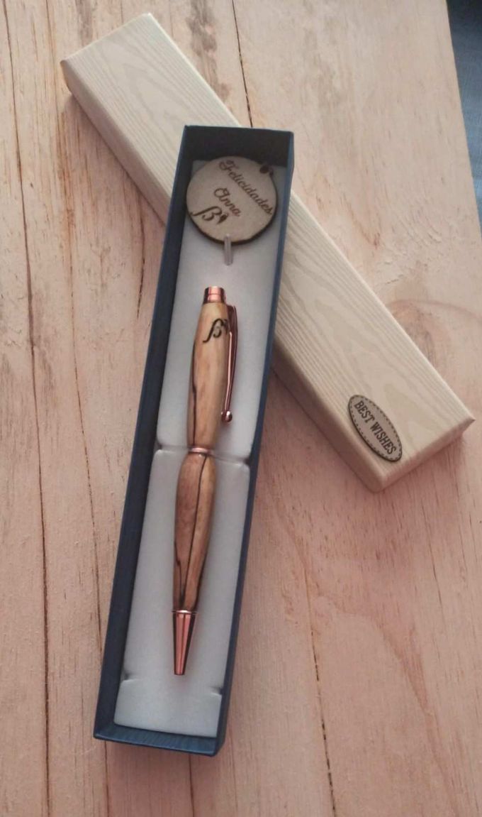 Bolígrafo de madera con detalles en cobre en caja de regalo con etiqueta de madera.
