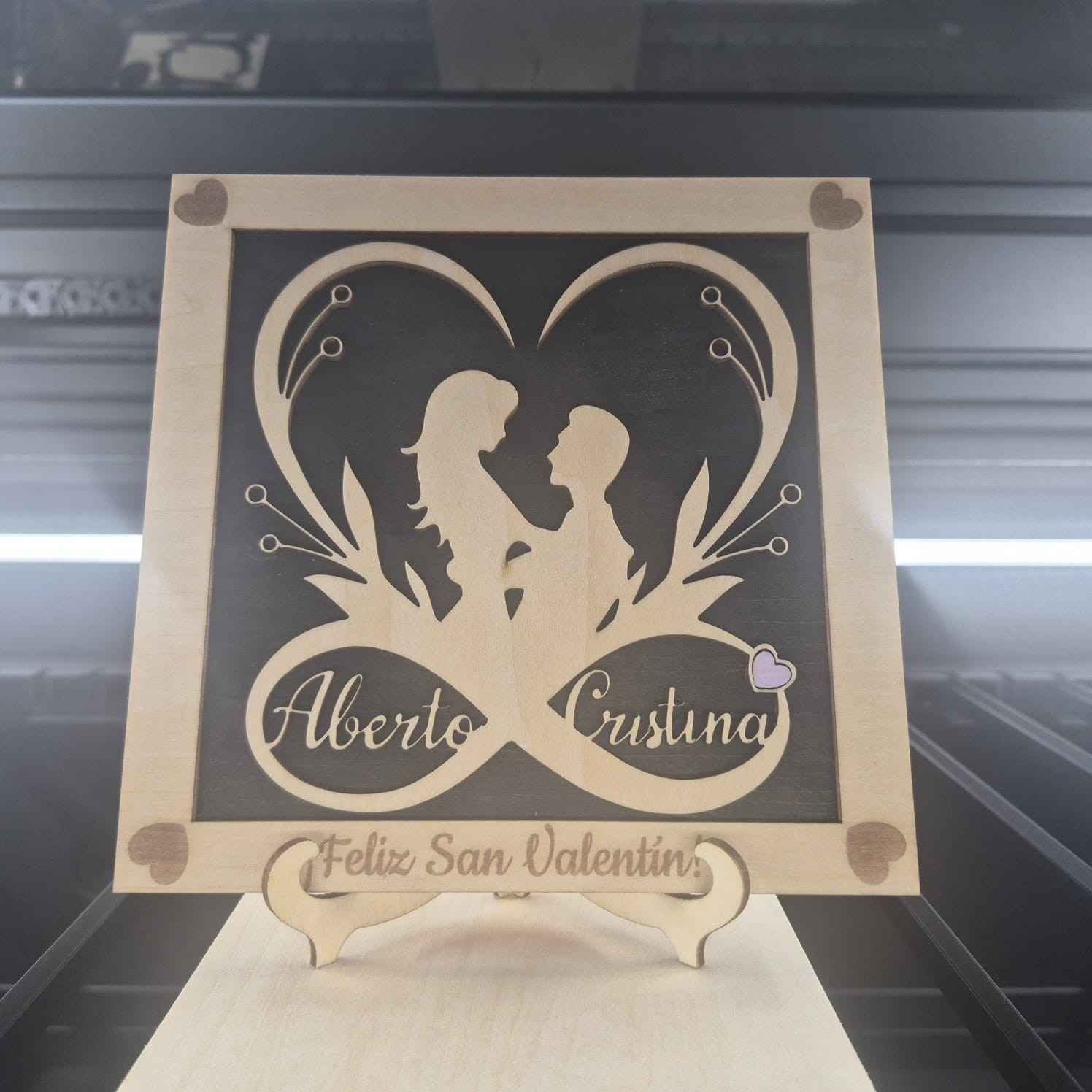 Letrero de San Valentín de madera cortado a láser con la silueta de una pareja dentro.