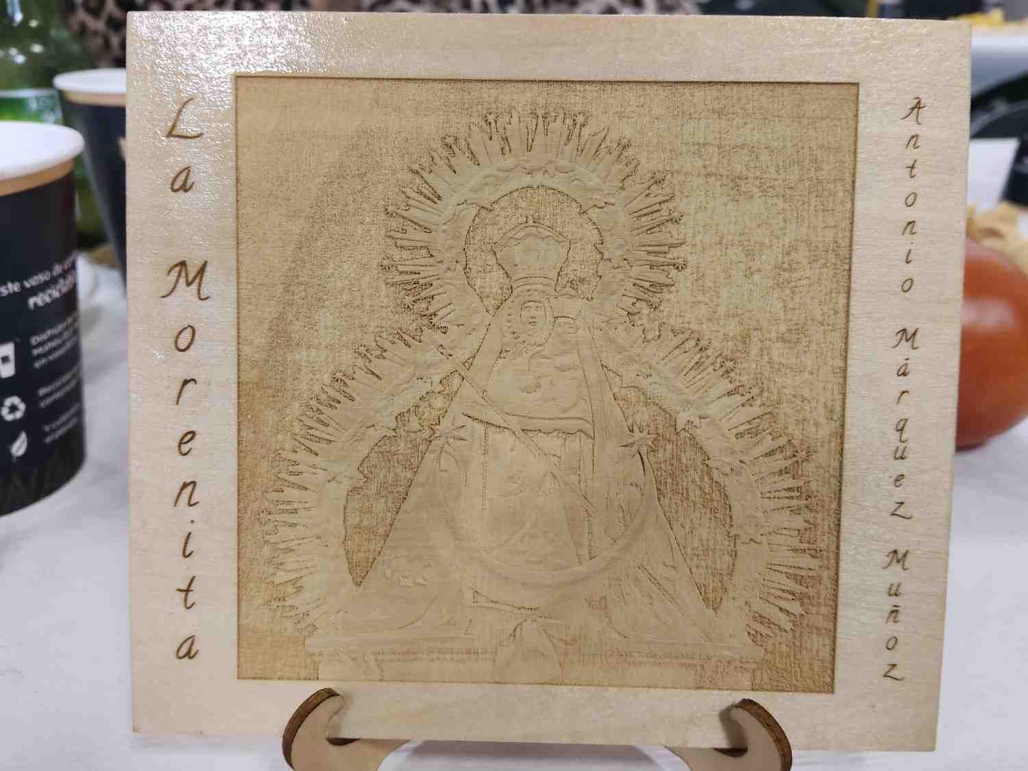 Obra en madera de La Morenita con escritos