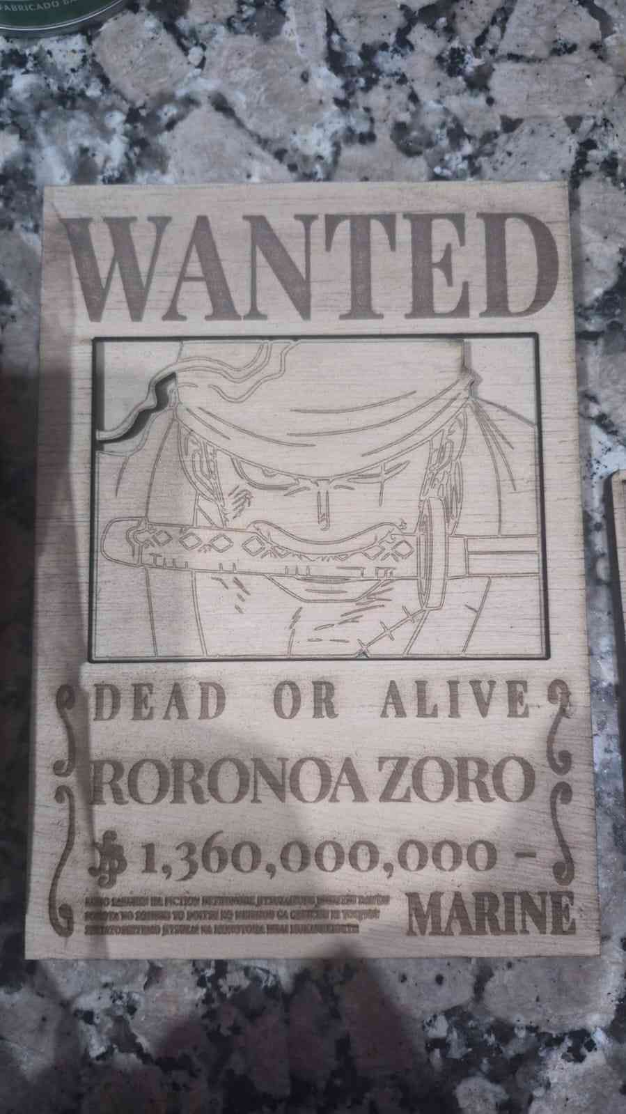 Póster de madera de búsqueda de Roronoa Zoro de One Piece, con su recompensa de 1.360.000.000 Berries.