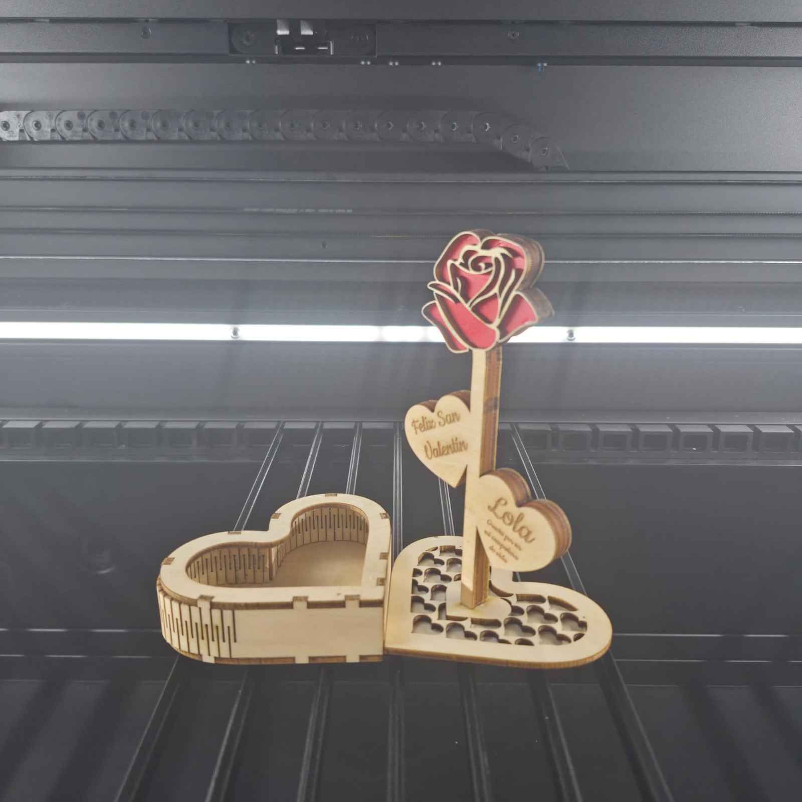 Decoración de San Valentín en madera cortada con láser: caja en forma de corazón y soporte para rosas con 