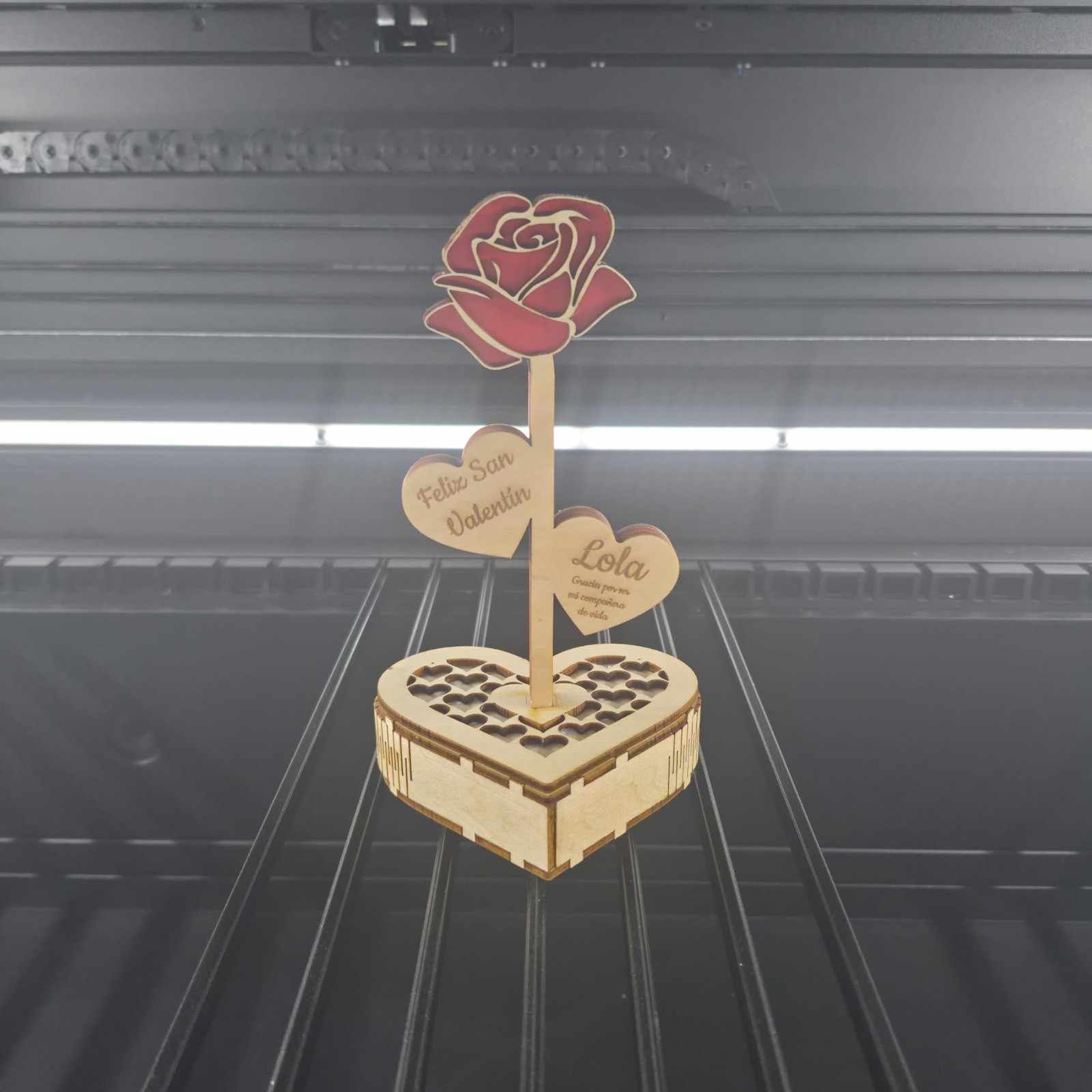 Decoración de madera para San Valentín: una rosa, dos corazones y una caja en forma de corazón.