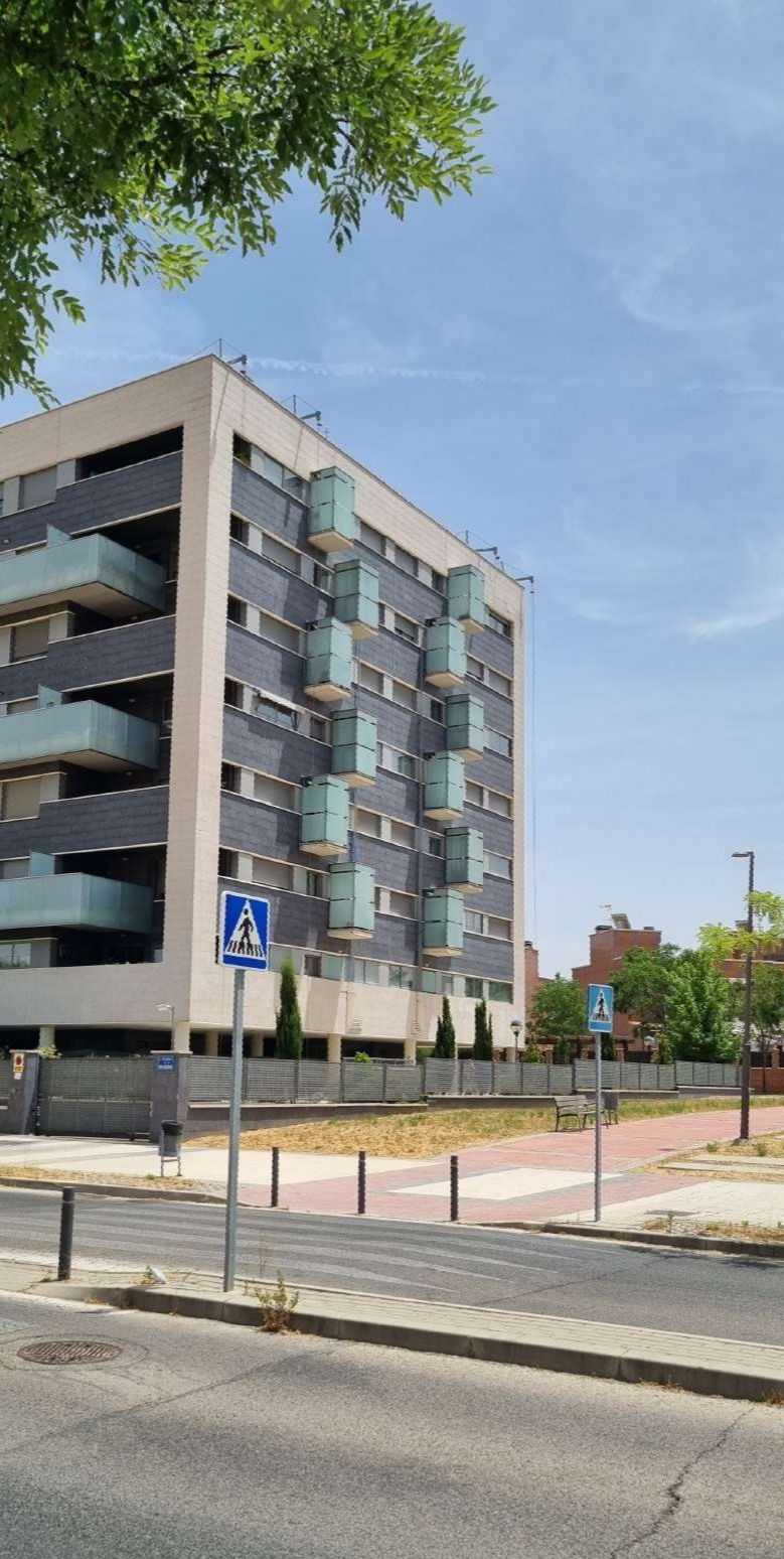 Un edificio con un cartel azul que dice 'a'.