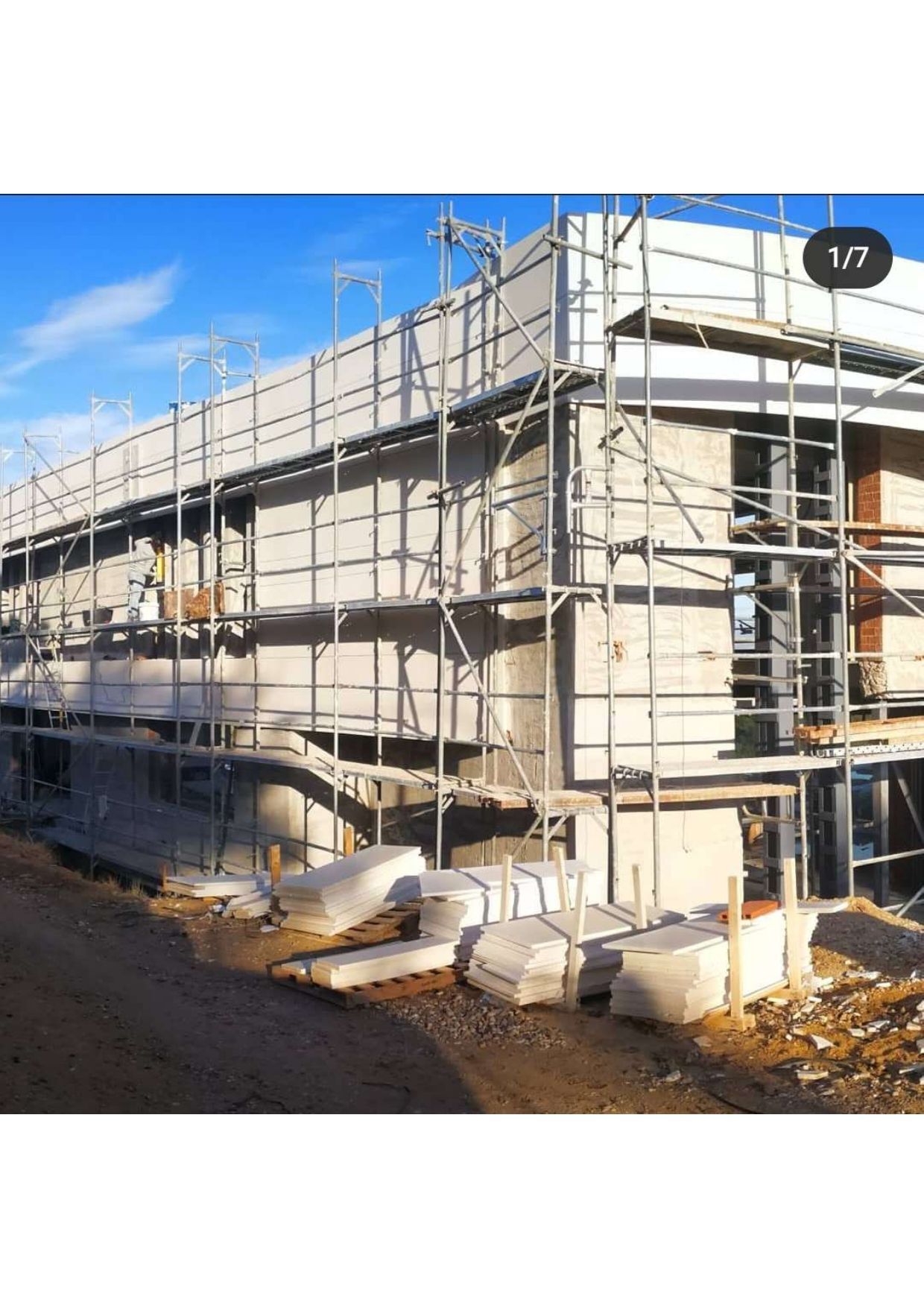 Se está construyendo un edificio con andamios a su alrededor.