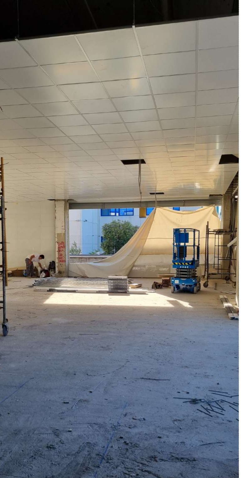 Una gran habitación vacía con un techo que se está construyendo.