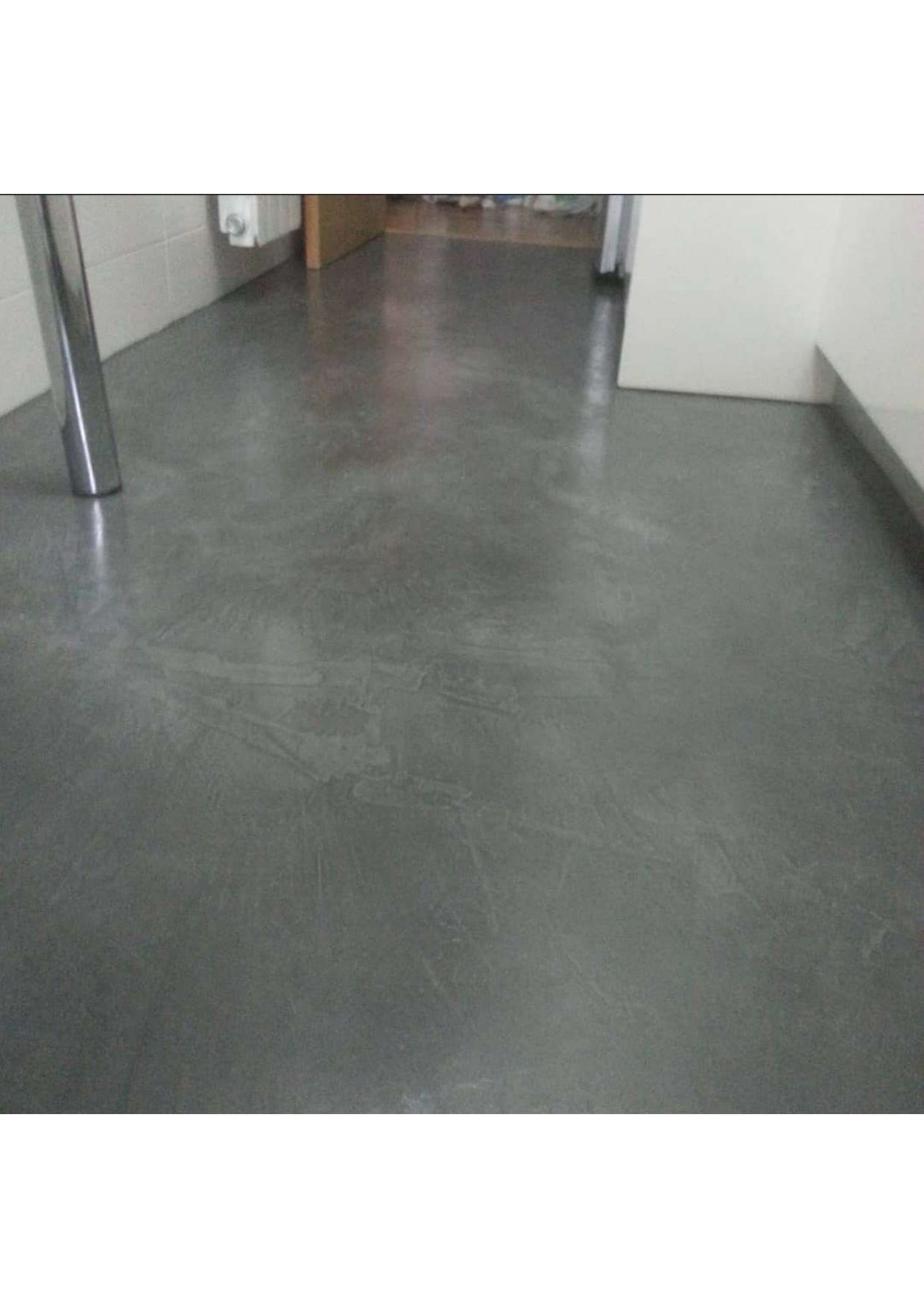 Un primer plano de un piso de concreto en una habitación.