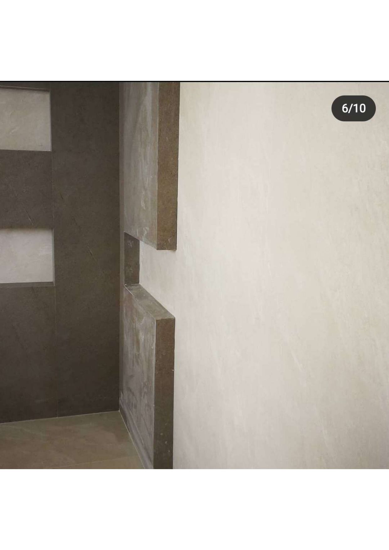 Una imagen de una pared con algunos trozos de madera sobre ella.