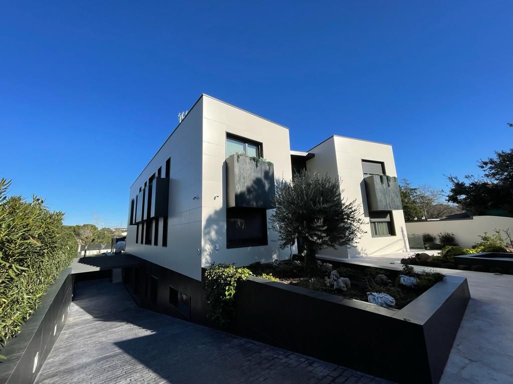Un gran edificio blanco con muchas ventanas.