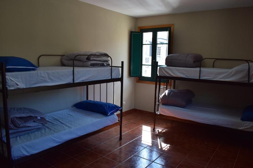 Una habitación con cuatro literas y una ventana