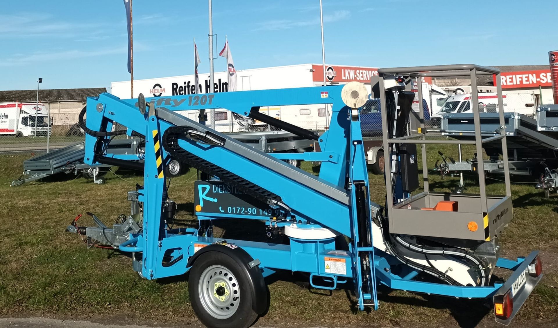 Eingefahrene Nifty 120T Anhängerarbeitsbühne mit Hydrauliksteuerung zum Mieten