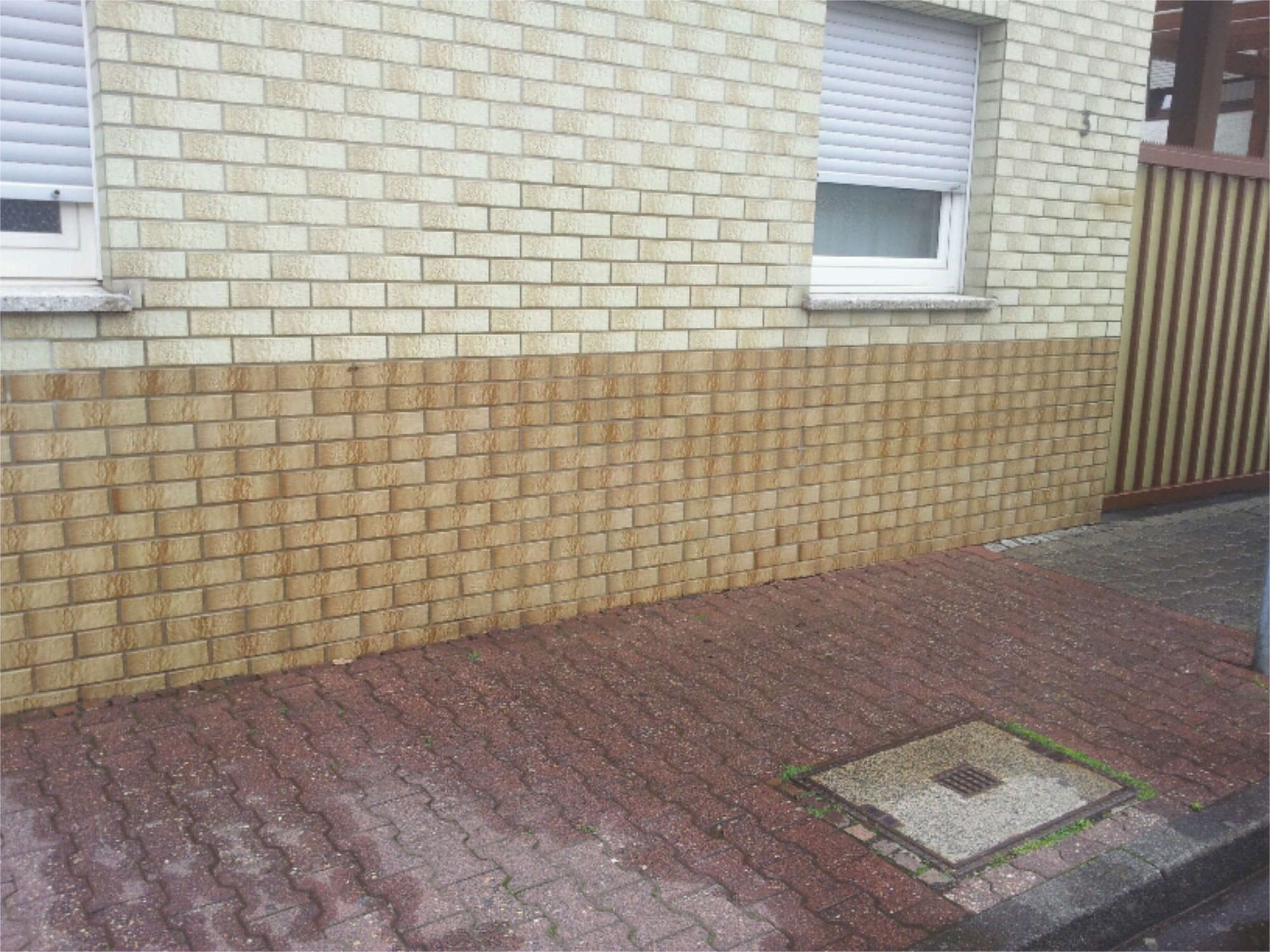 Foto nachher: Saubere Hauswand, durch Graffitireinigung