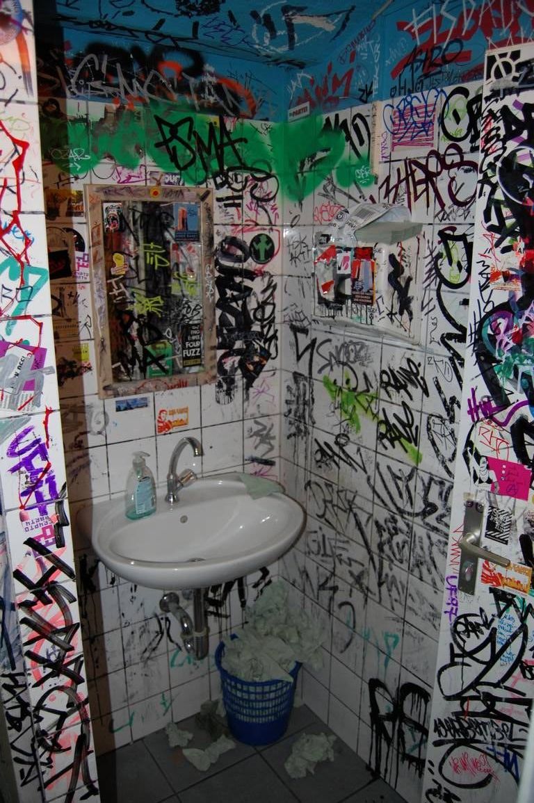 Foto vorher: Graffiti beschmiertes Badezimmer 