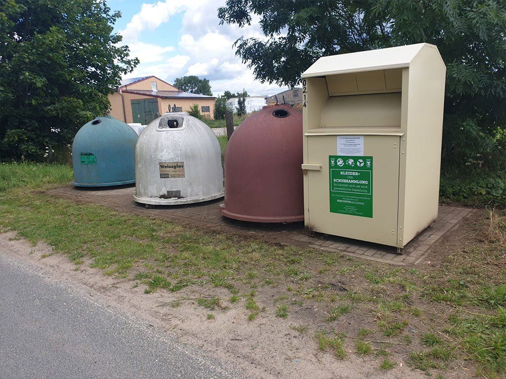 Foto nachher: Gepflegte Fläche rund um Glascontainer und Kleidercontainer, dank Grünanlagenservice