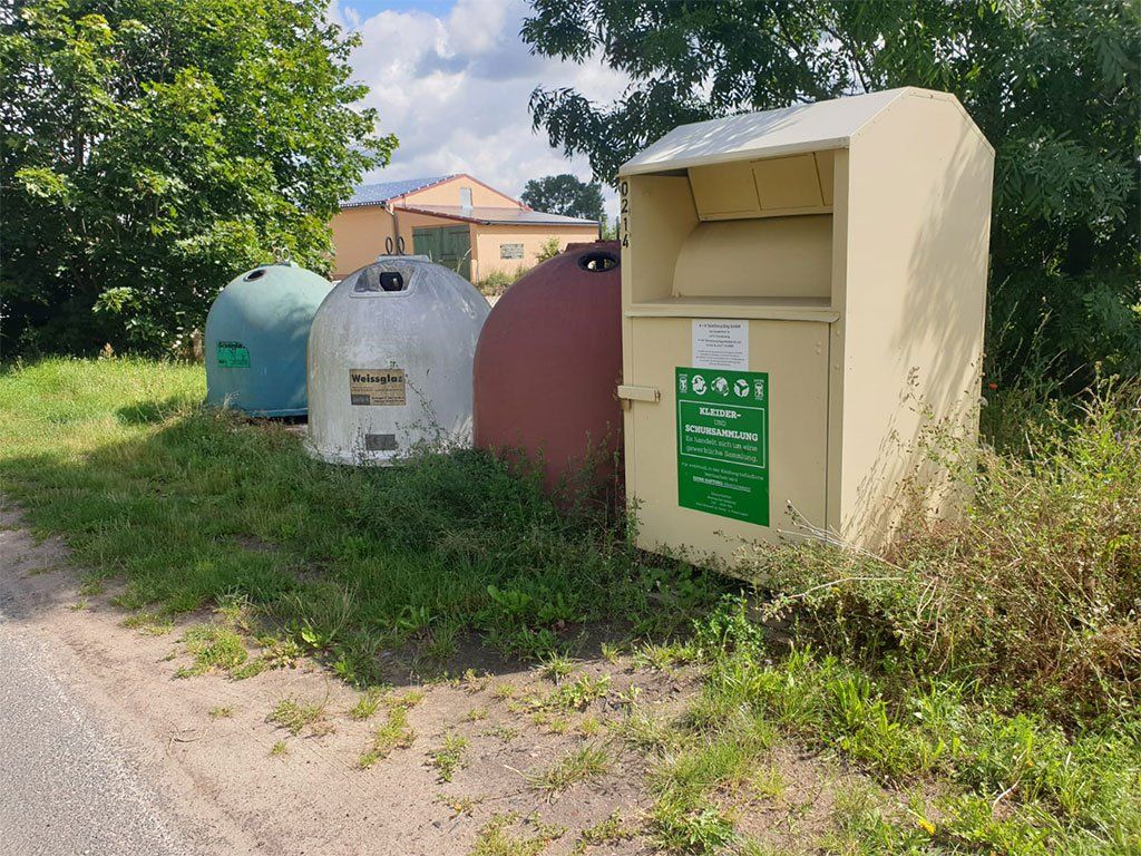Foto vorher: Wildwuchs rund um Glascontainer und Kleidercontainer