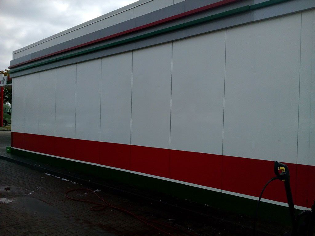 Foto nachher: Saubere Tankstellenmauer nach der Fassadenreinigung