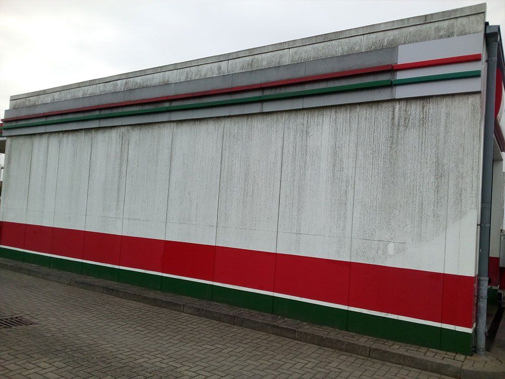 Foto vorher: Dreckige Tankstellenmauer