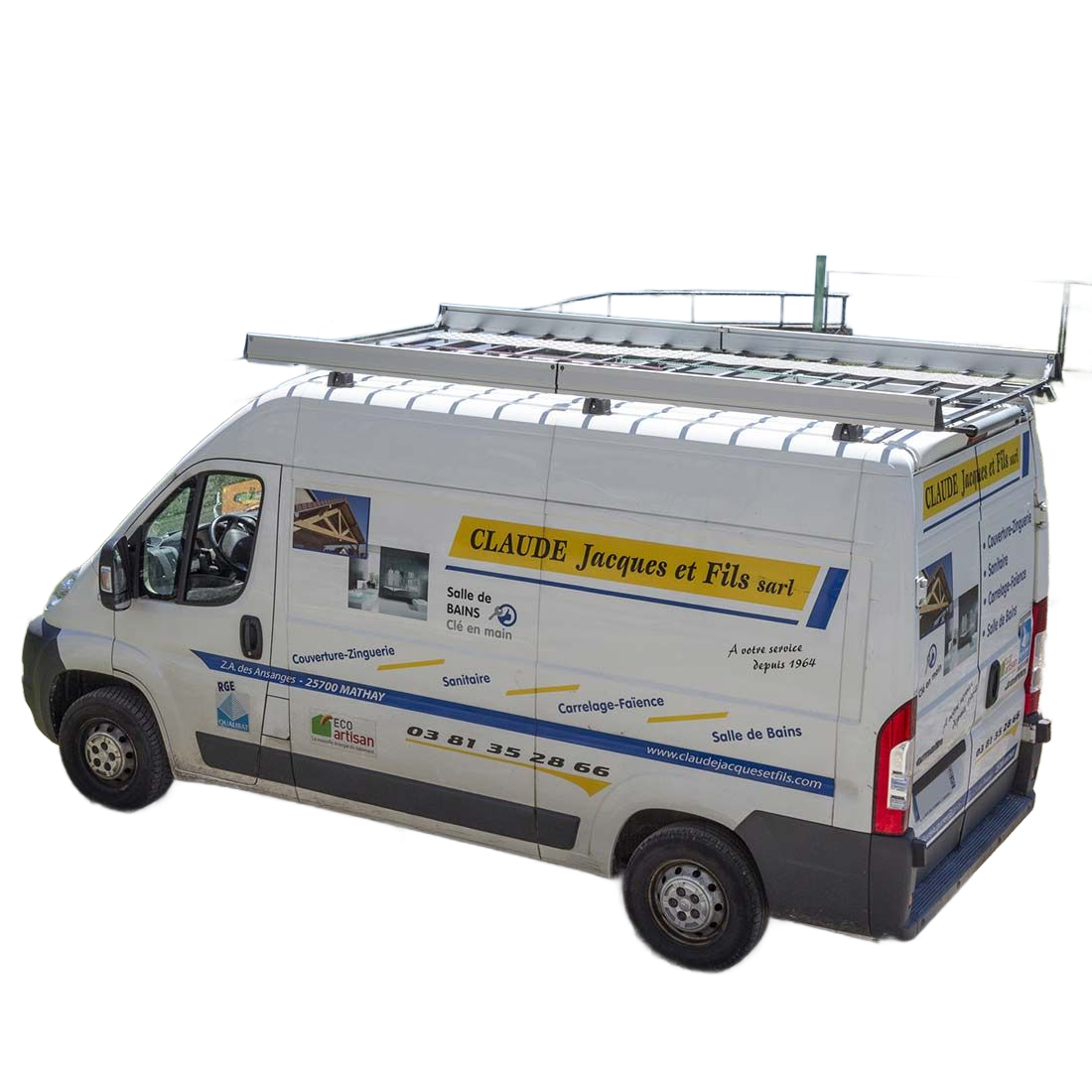 Fourgon utilitaire blanc avec des échelles sur le toit et une enseigne commerciale sur les côtés, vu de l’arrière-gauche.