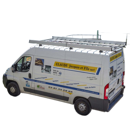 Fourgon de service blanc avec galerie de toit pour échelle et logos de l’entreprise, vu de côté.