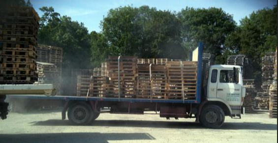 Camion avec palettes