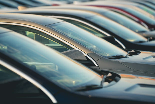 Una fila di auto sono parcheggiate una accanto all'altra in un parcheggio.