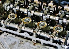Componentes del motor de combustión interna: árboles de levas, balancines, válvulas. Acero y aceite.