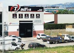 Taller mecánico de FT Autos con coches aparcados en el exterior.