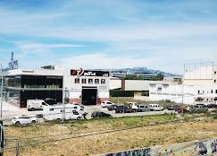 Un edificio comercial con letrero 