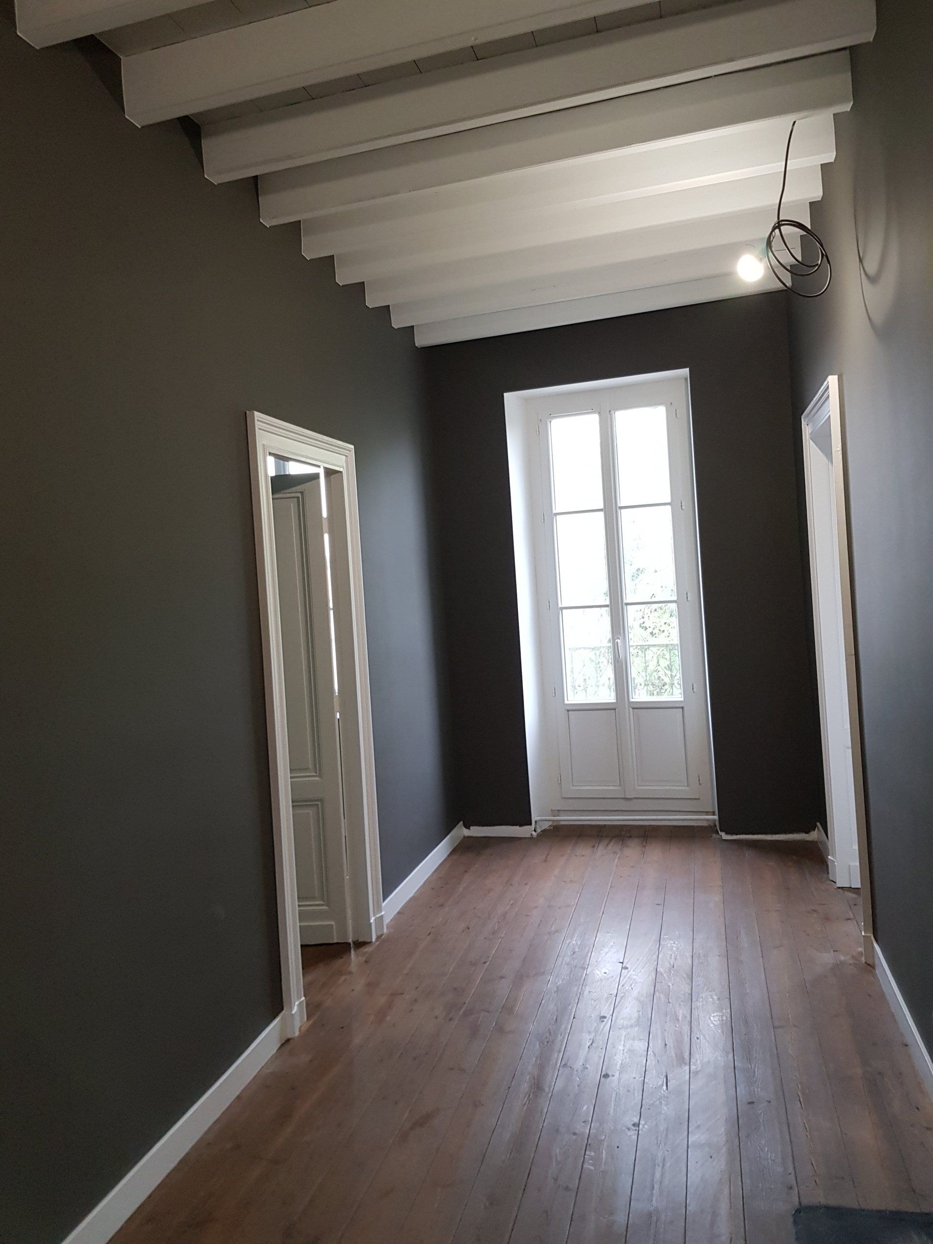 Peinture noire dans un couloir