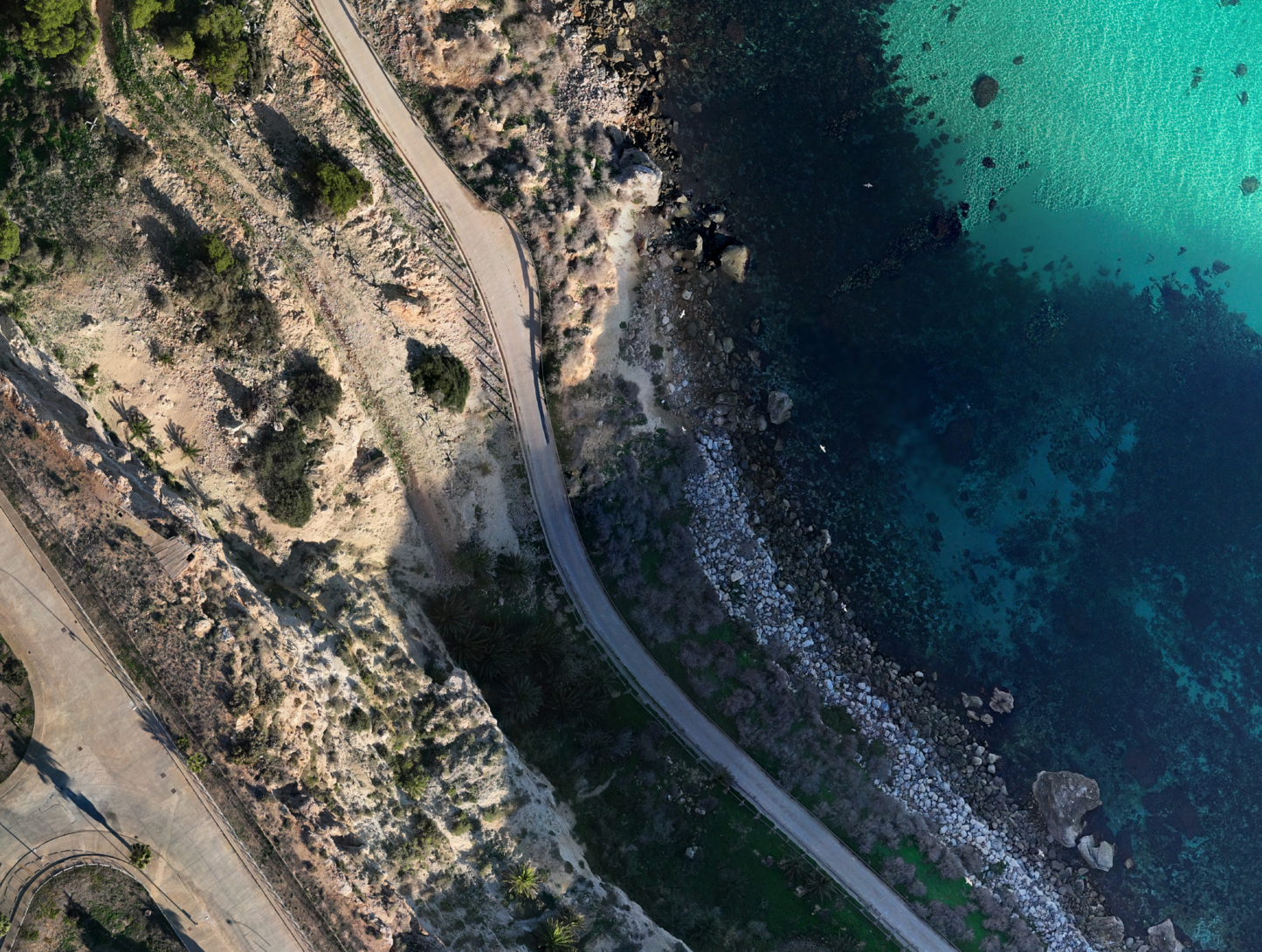 Una vista aérea de una carretera que conduce a un cuerpo de agua.