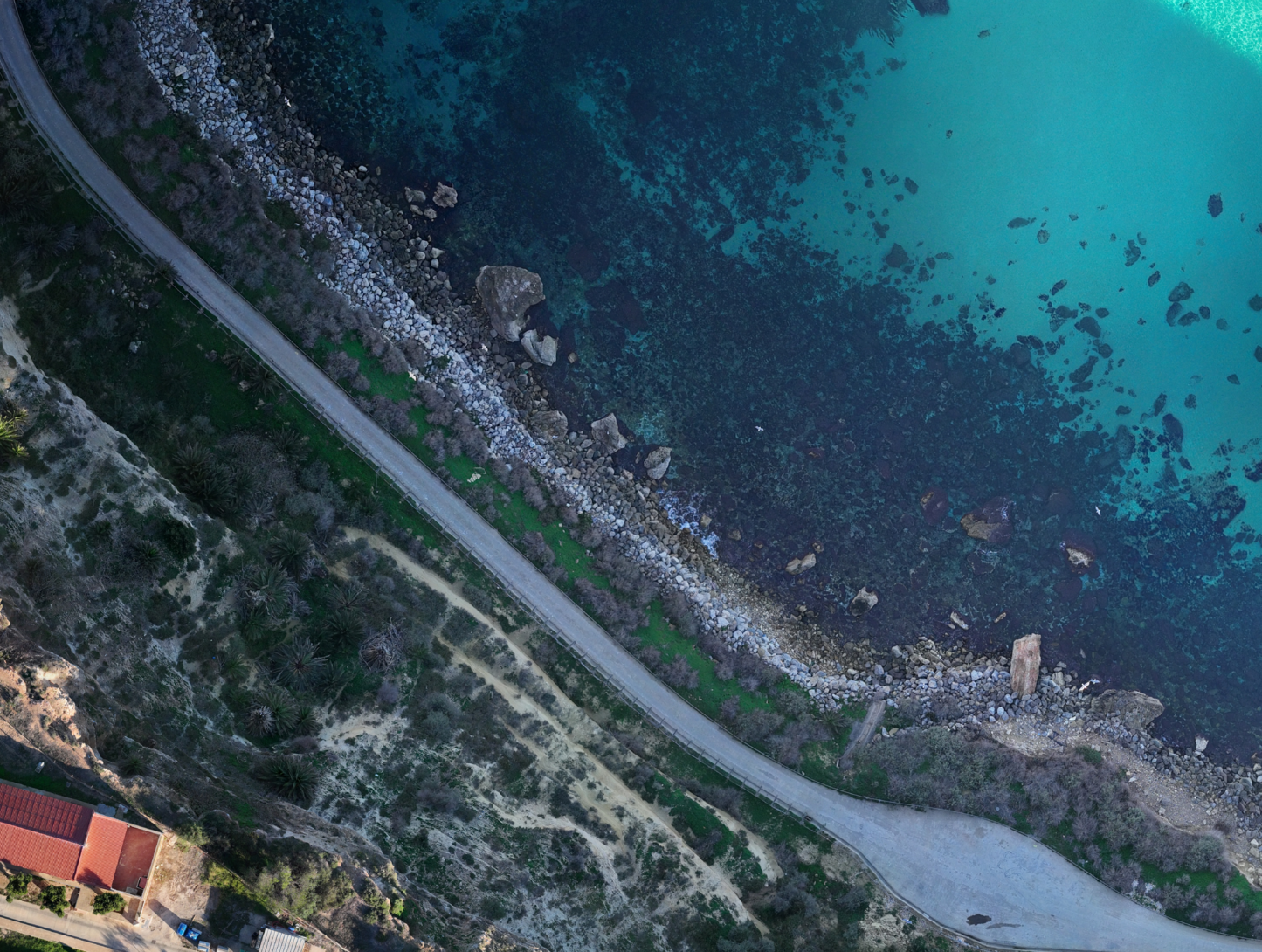 Una vista aérea de una carretera que conduce a un cuerpo de agua.