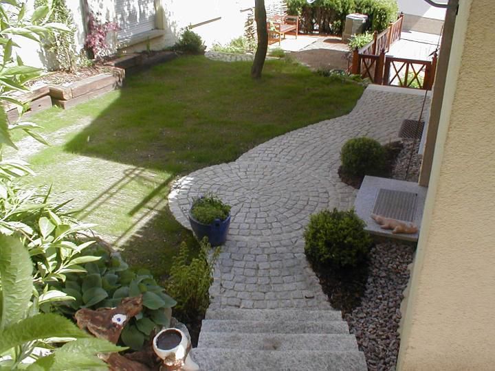 aGarten mit Treppe und gepflegtem Weg