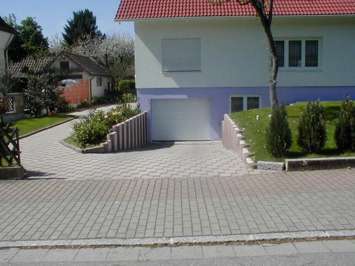 Weißes Haus mit Auffahrt