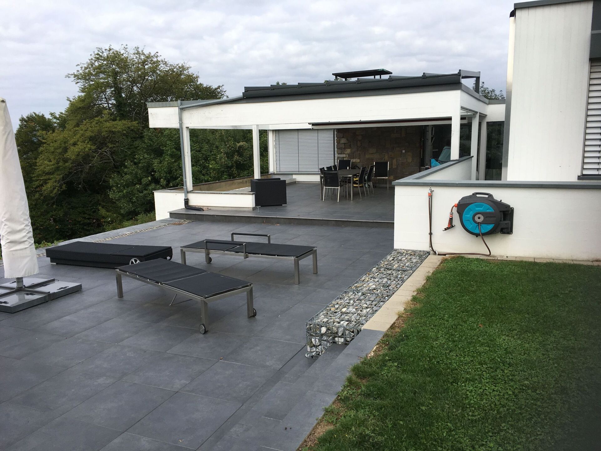 Sommergarten mit gepflasterter Terrasse