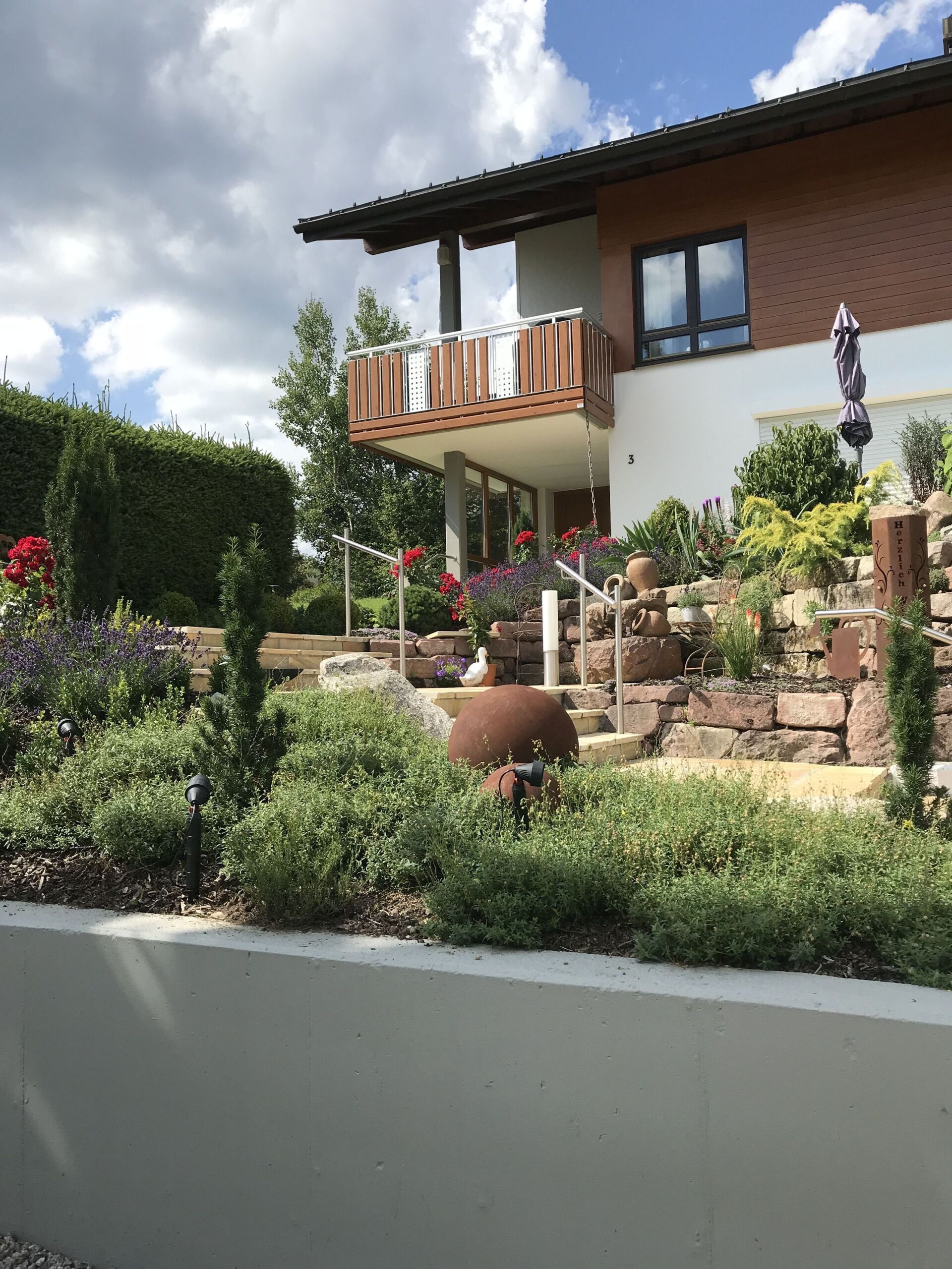 Haus mit begrüntem Garten und Mauer