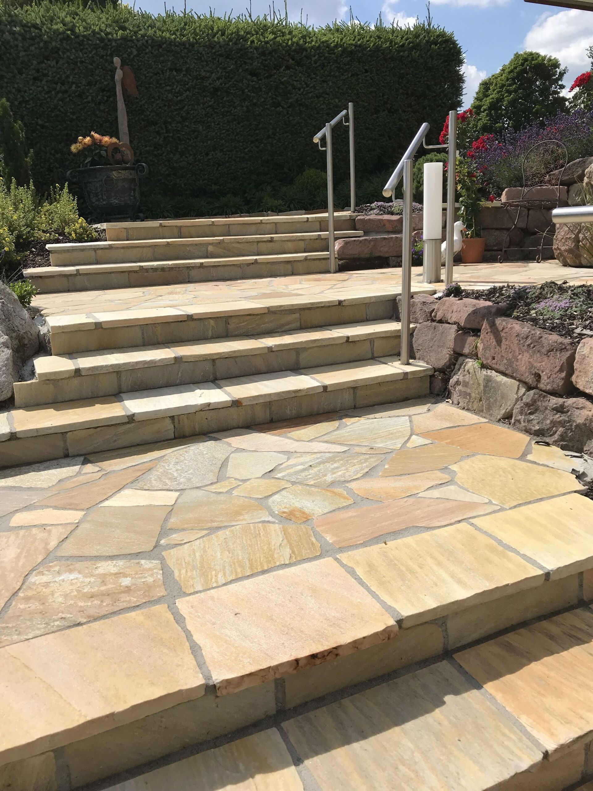 Terracotta-Fliesen auf Treppe zum Haus