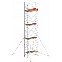 Una torre de andamios con andamios de madera sobre un fondo blanco.