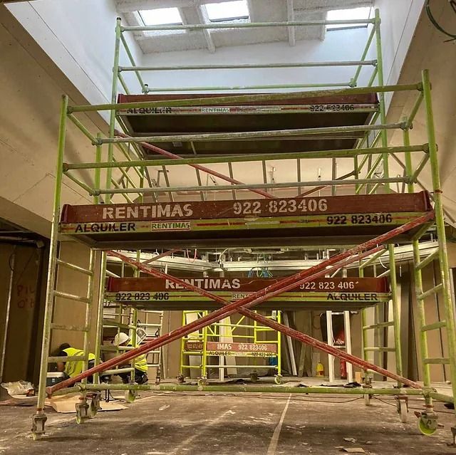 Una fila de andamios está colocada en una habitación.
