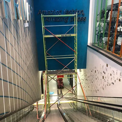 Una escalera con un cartel que dice moda increíble lugares increíbles