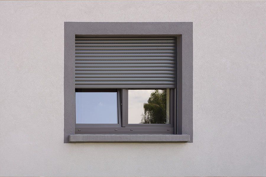 Volet roulant gris sur une fenêtre