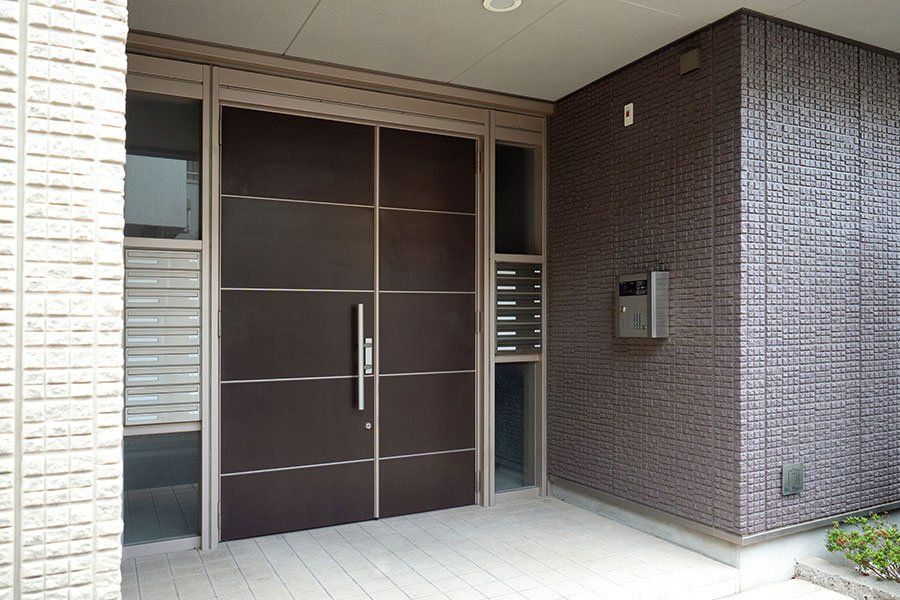 Porte d'entrée marron d'un immeuble