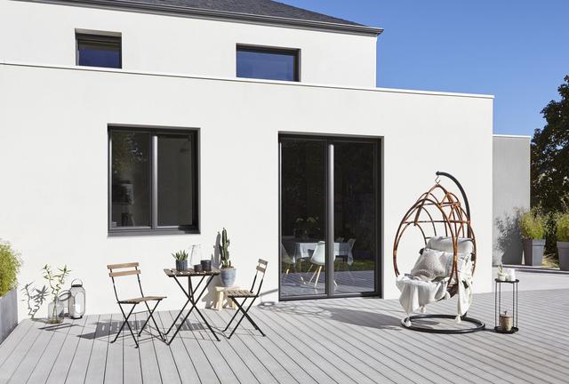 Terrasse en bois blanc avec une table et des chaises