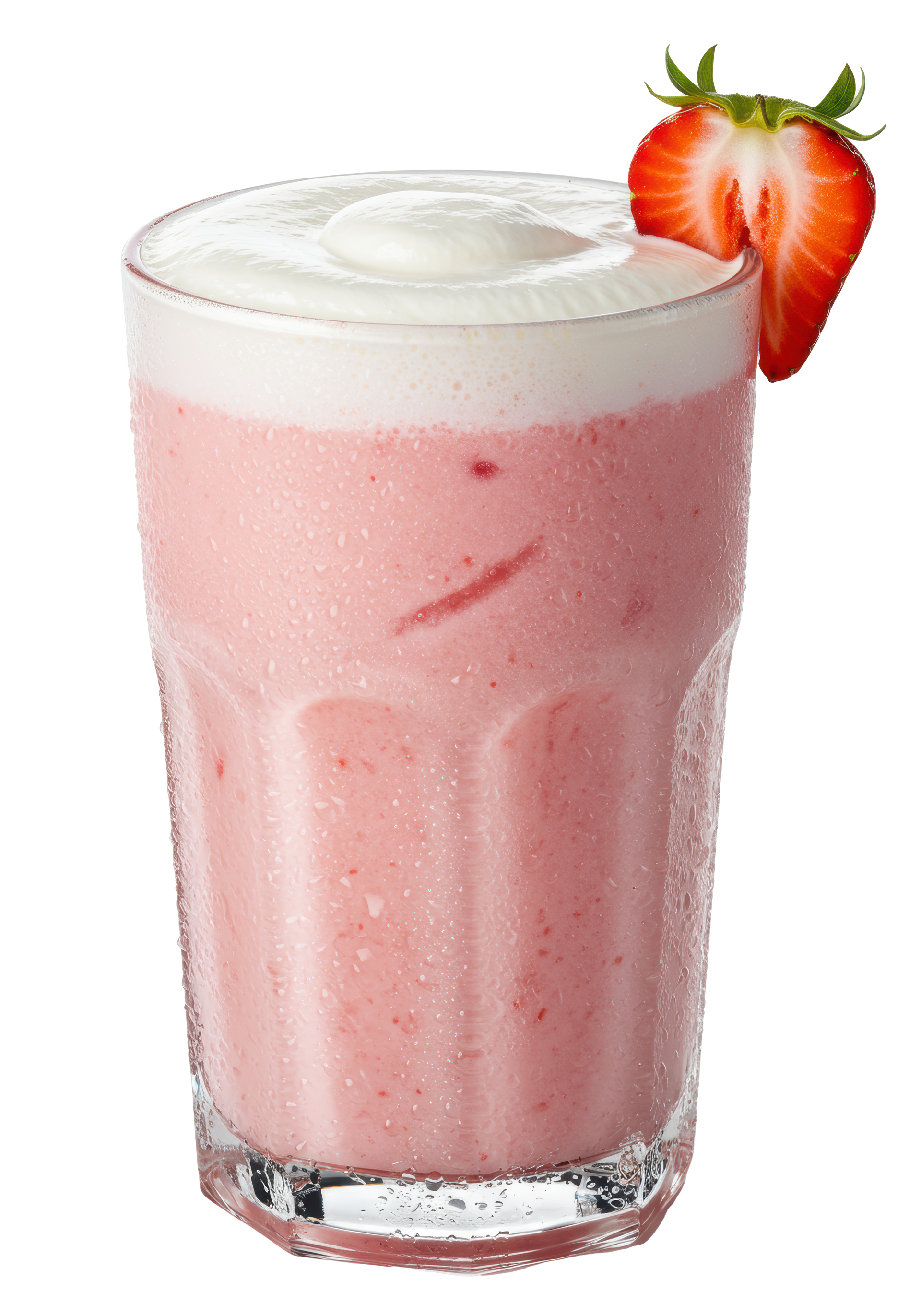 Milk-shake à la fraise garni de crème fouettée et d'une tranche de fraise, servi dans un verre.
